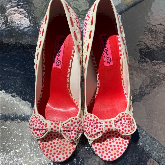 Betsey Johnson red and white polka dot pumps w bow - Picture 2 of 4